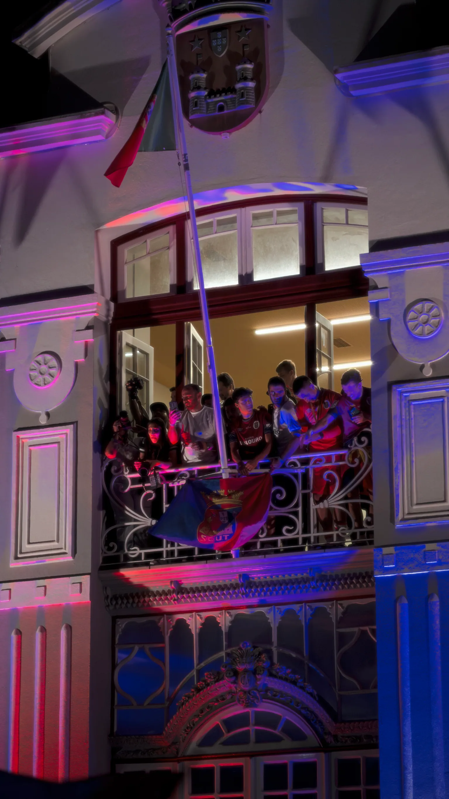 The team gathered on the illuminated balcony of Torres Vedras Town Hall